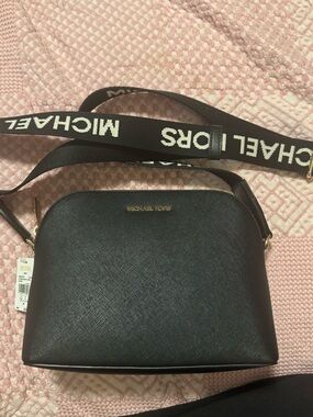 Michael Kors Cindy Lg Dome Xbody W/ WBG Strap Leather. NWT Black Ret $228